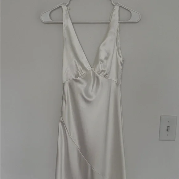 Amazon Elegant White Satin Backless Gown - Size XS - Picture 4 of 9